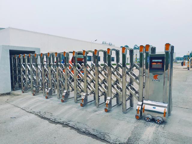 為何電動伸縮門日益普及，而卷簾門地位依然穩固？——現代門禁系統的雙翼